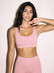 Serena Capri Leggings in Pink, front close up